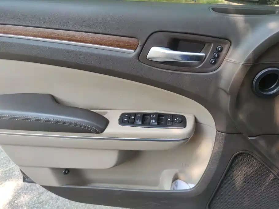 Chrysler 300C — миниатюра 7