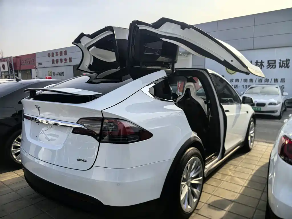TESLA MODEL X