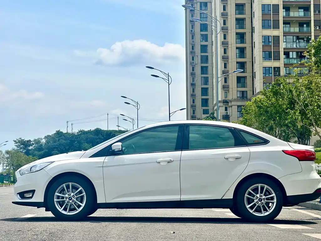 Ford Focus 2015 1.6L MT