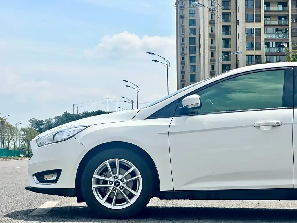 Ford Focus 2015 1.6L MT