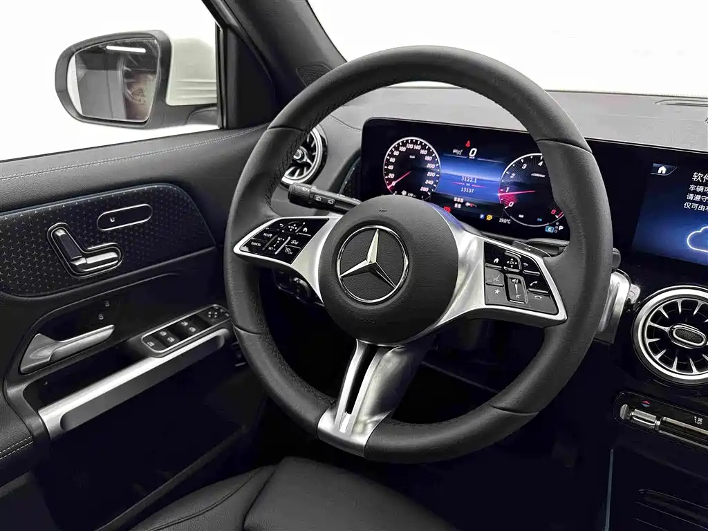 Mercedes-Benz GLB — миниатюра 10