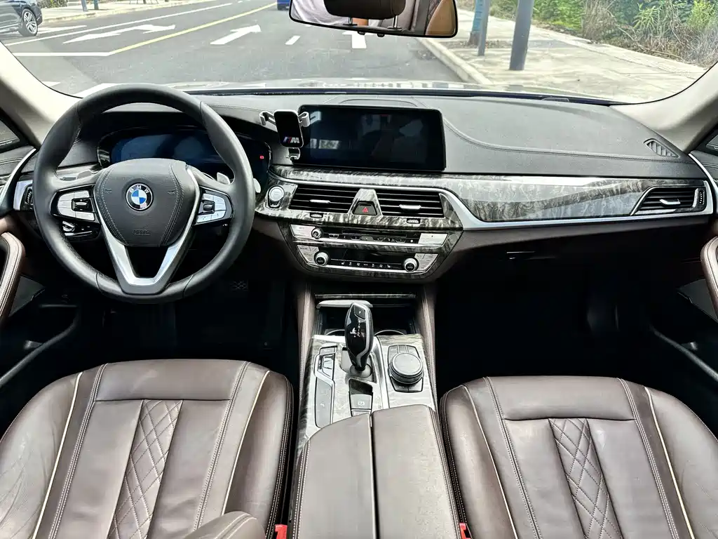 BMW 5 Series — миниатюра 10
