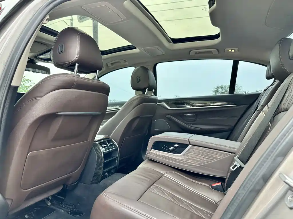 BMW 5 Series — миниатюра 11