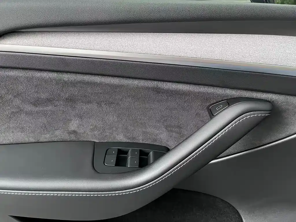 Tesla Model Y — миниатюра 5