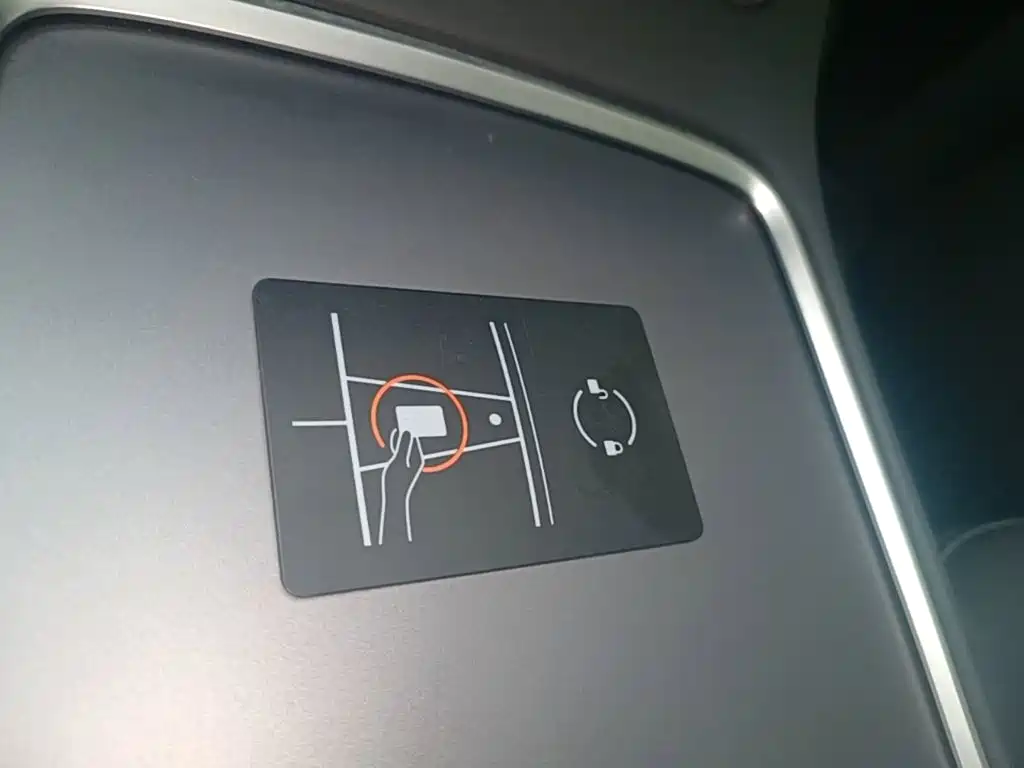 Tesla Model Y — миниатюра 9