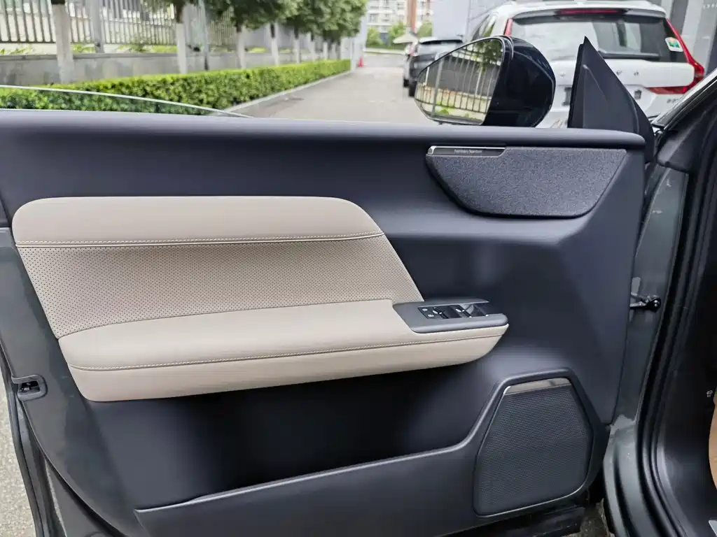 Volvo гибрид Volvo XC70 plug-in — миниатюра 6