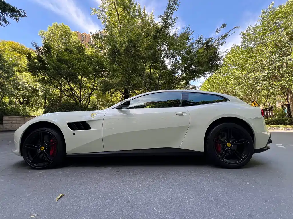 FERRARI GTC4LUSSO