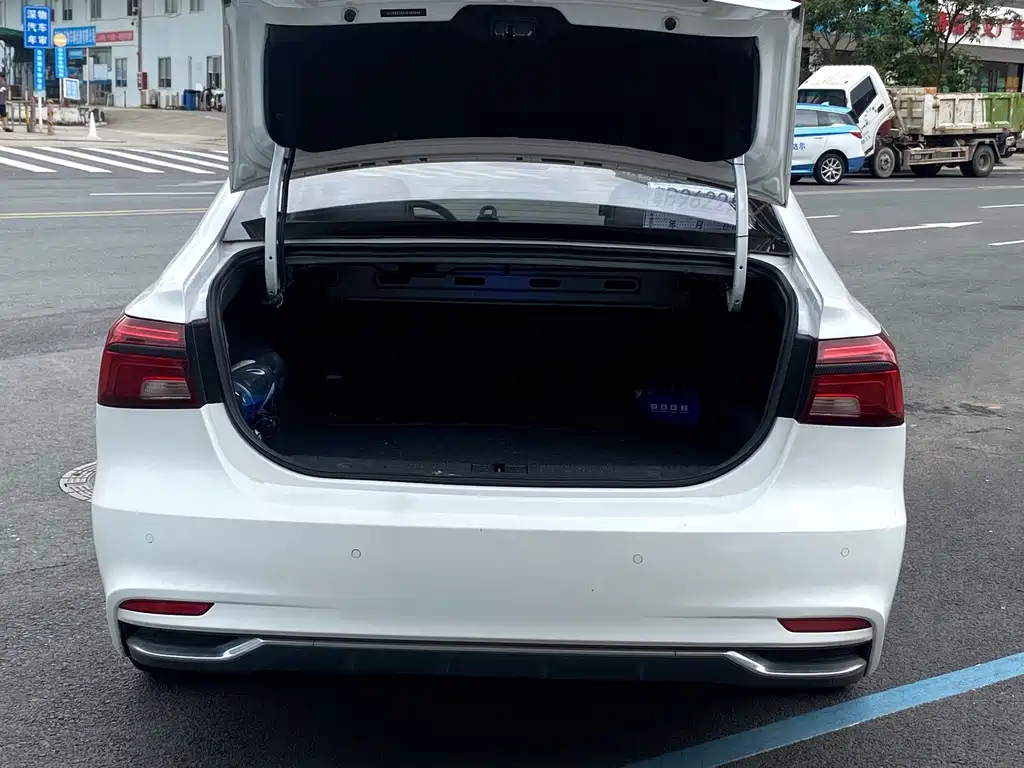 Roewe i6 New Energy — миниатюра 15