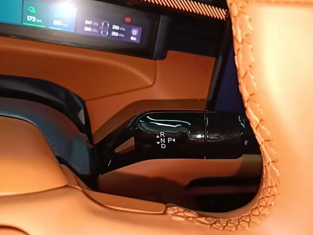 Lynk & Co 900 — миниатюра 14