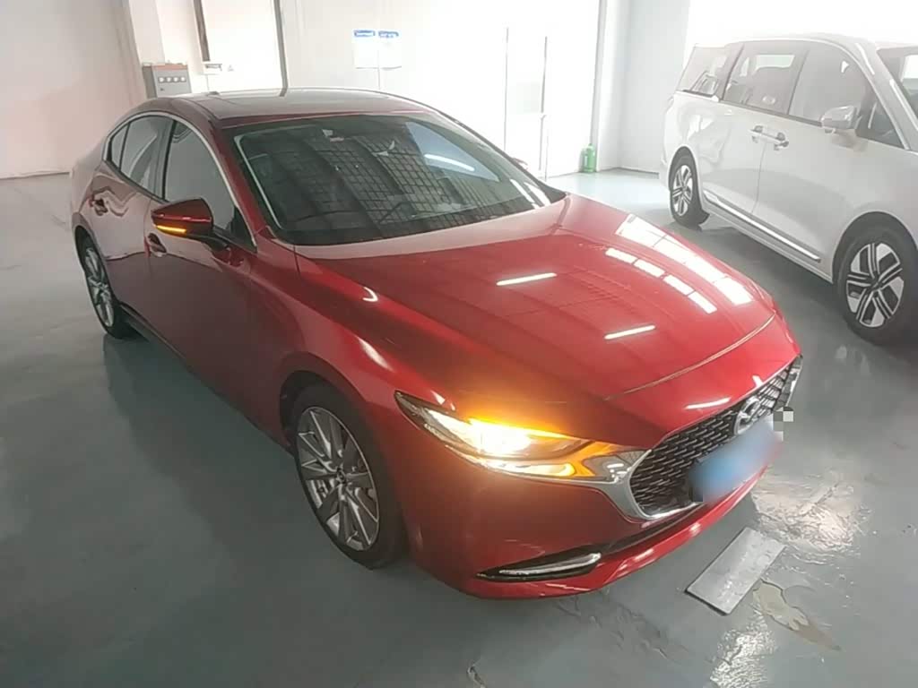 Mazda Mazda3 Axela 2.0 л 2021 г. красный/фиолетовый, пробег 32900 км