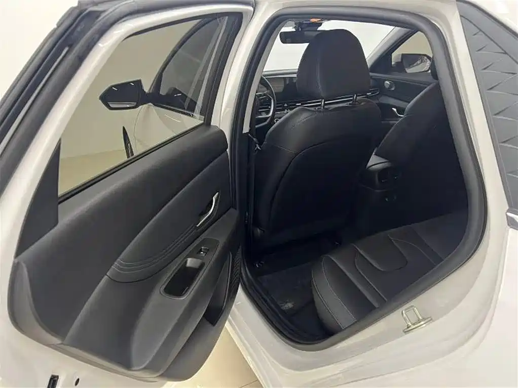 Hyundai Elantra 2023 1.5L CVT LUX Luxury