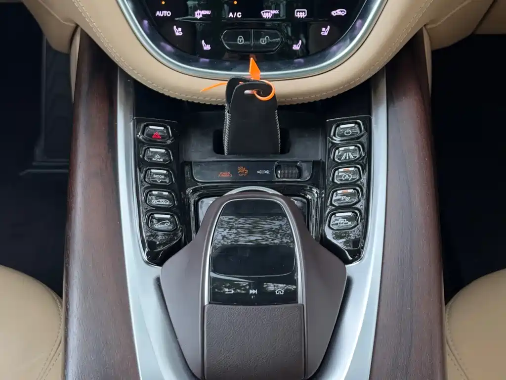 Aston Martin DBX — миниатюра 22
