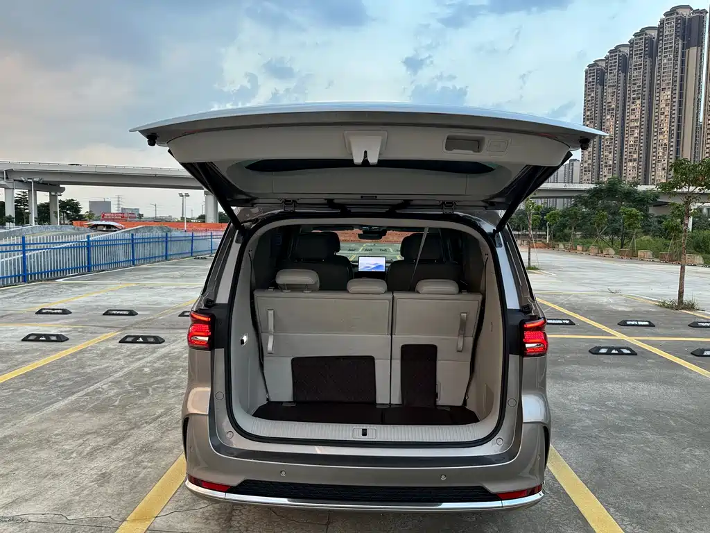 Roewe iMAX8 New Energy — миниатюра 19