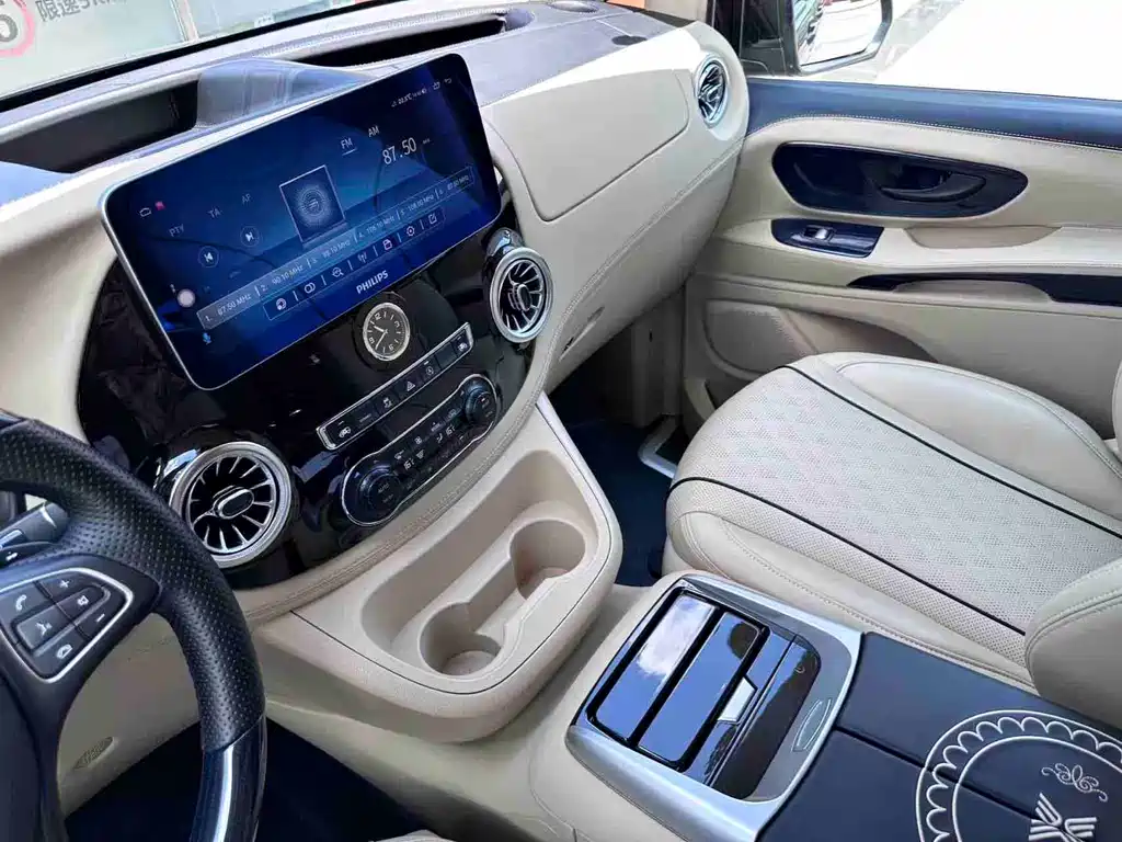 Mercedes-Benz Vito 2023 2.0T 7 мест