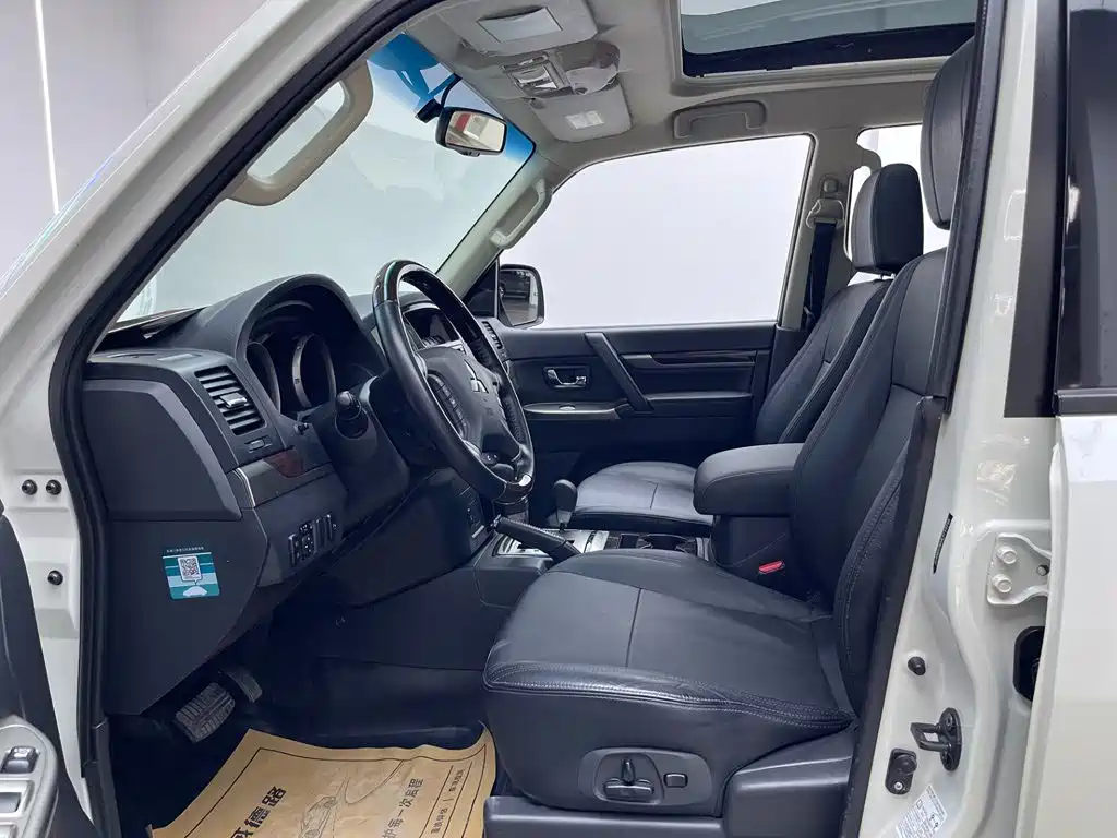 Mitsubishi Pajero (Import) — миниатюра 14