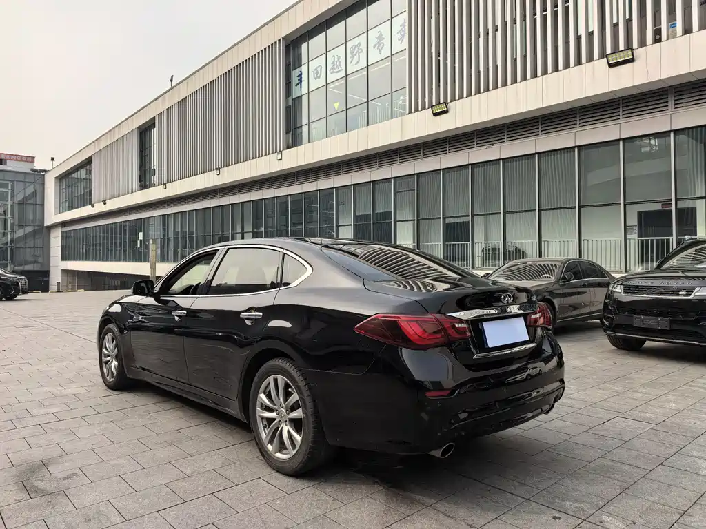 INFINITI Q70