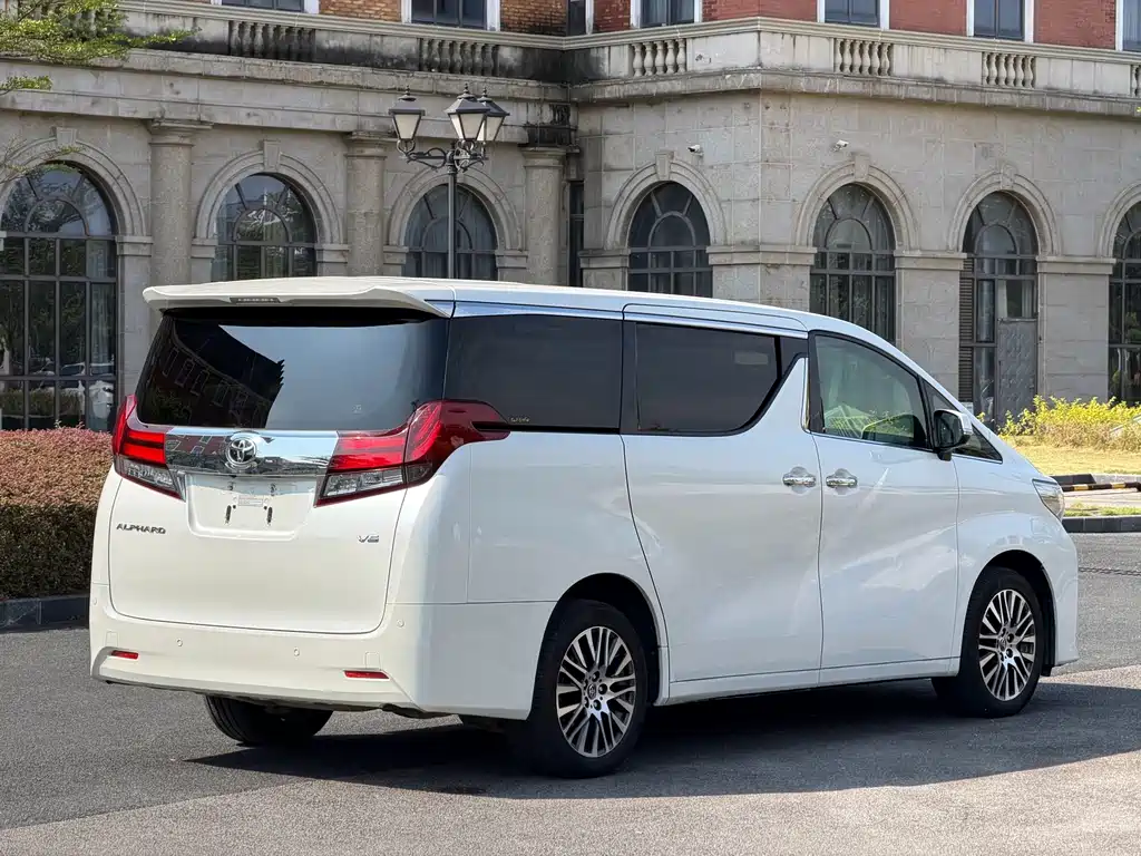 Toyota Alphard — миниатюра 4