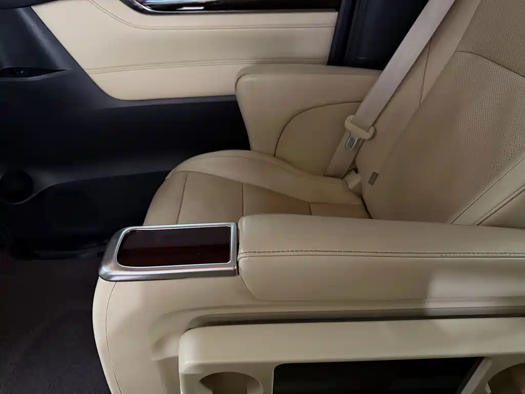 Toyota Alphard — миниатюра 25