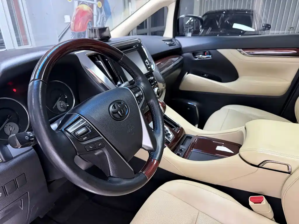 Toyota Alphard — миниатюра 11