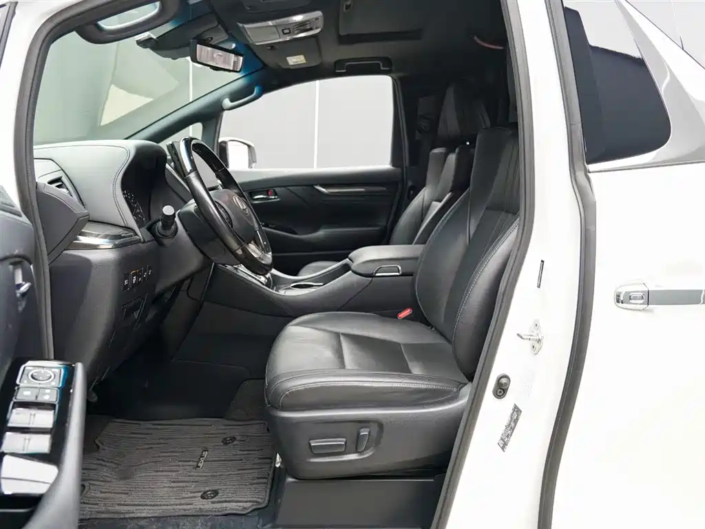 Lexus LM 2023 3.5L мест