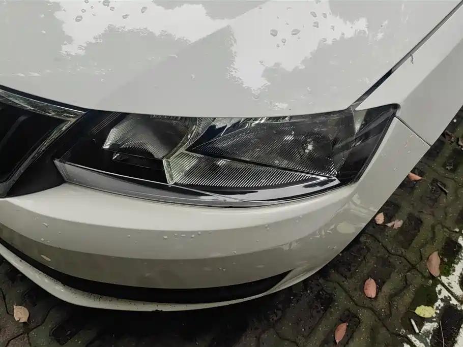 Skoda Rapid Spaceback 2016 1.6L MT