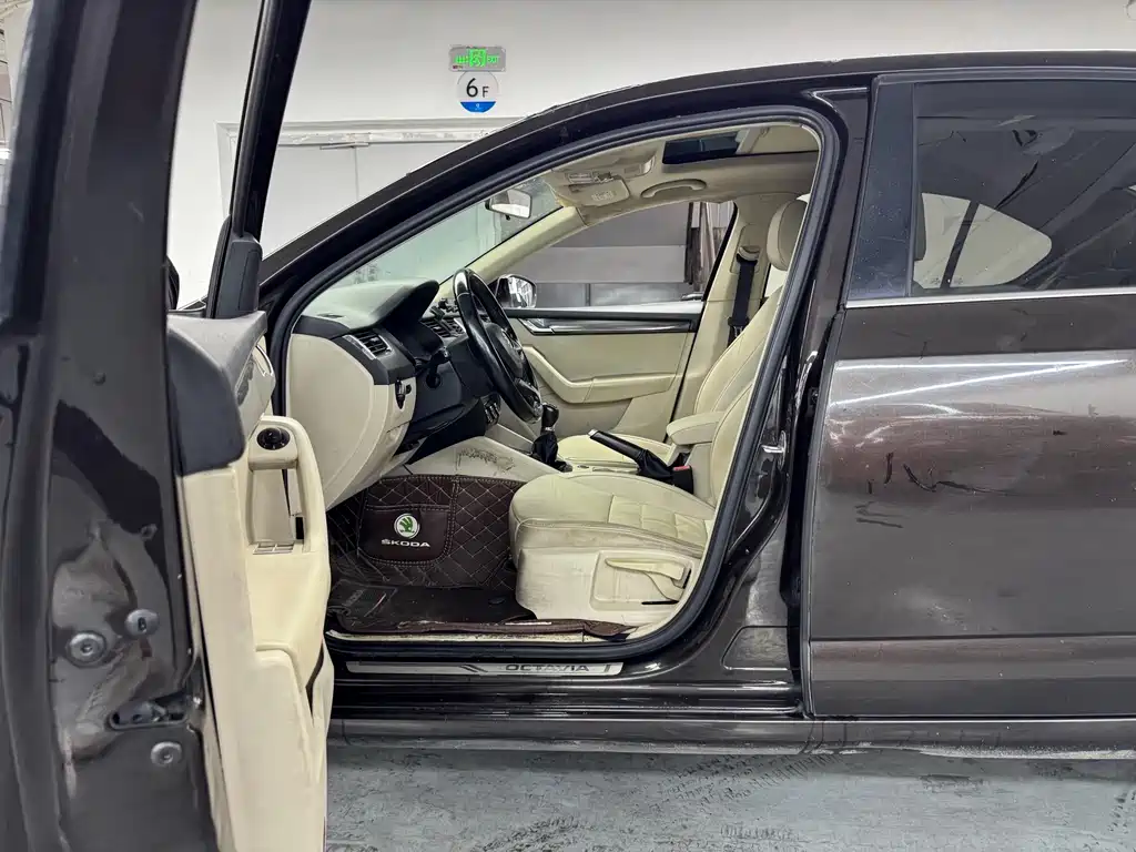 Skoda Octavia 2015 1.6L MT