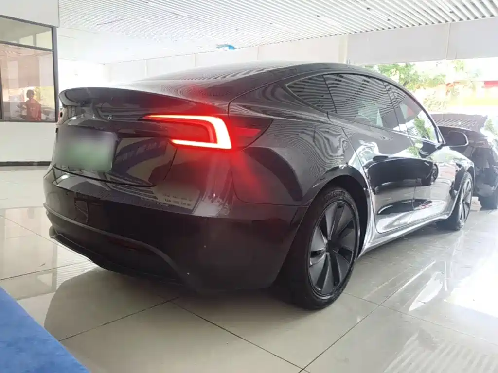 Tesla Model 3 — миниатюра 7