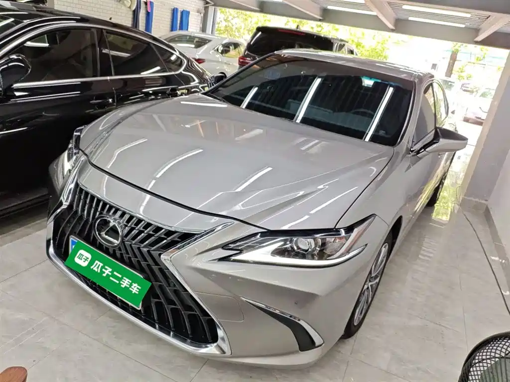 Lexus ES 2023