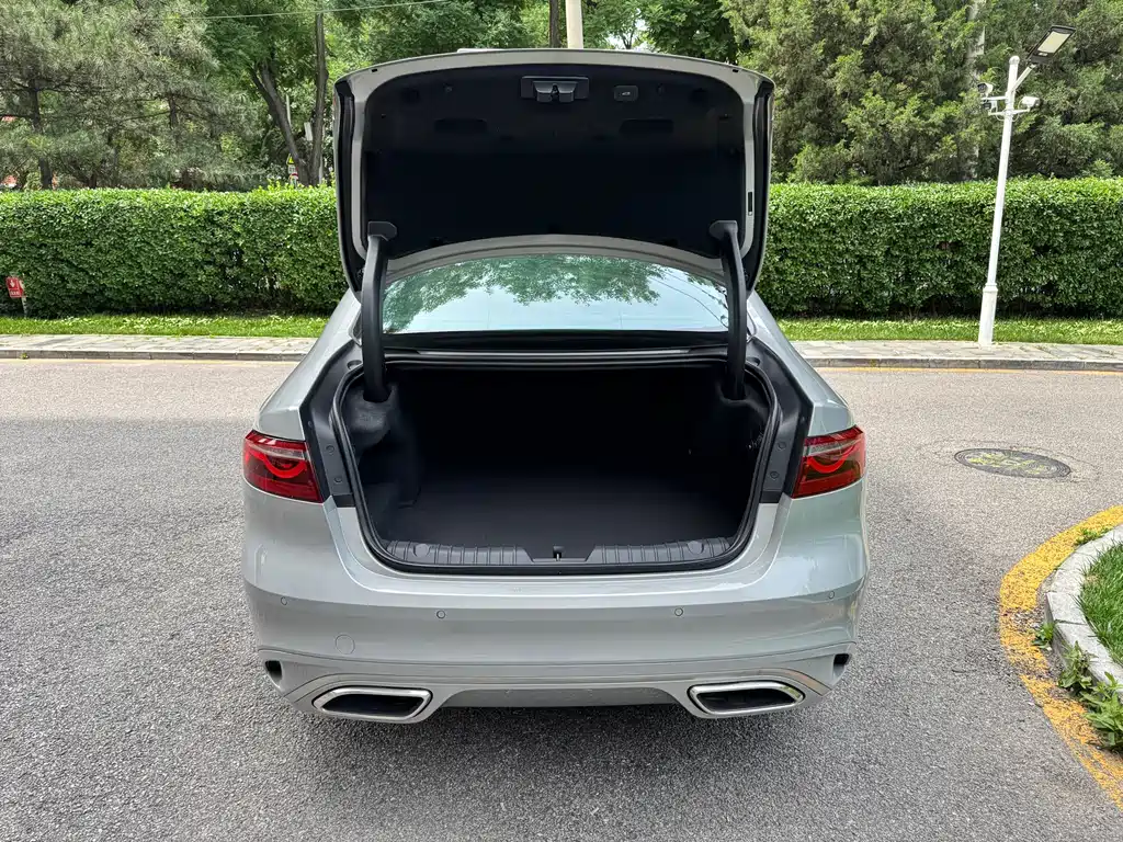 Jaguar XFL 2025 2.0T P250 Premium Luxury