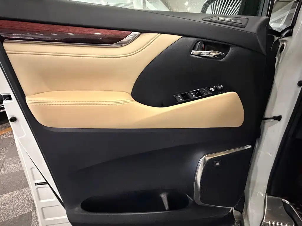 Toyota Alphard — миниатюра 7