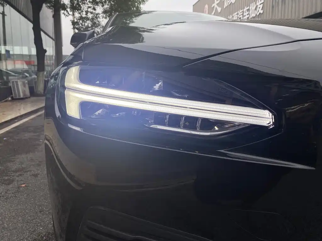 Volvo S90 PHEV — миниатюра 12