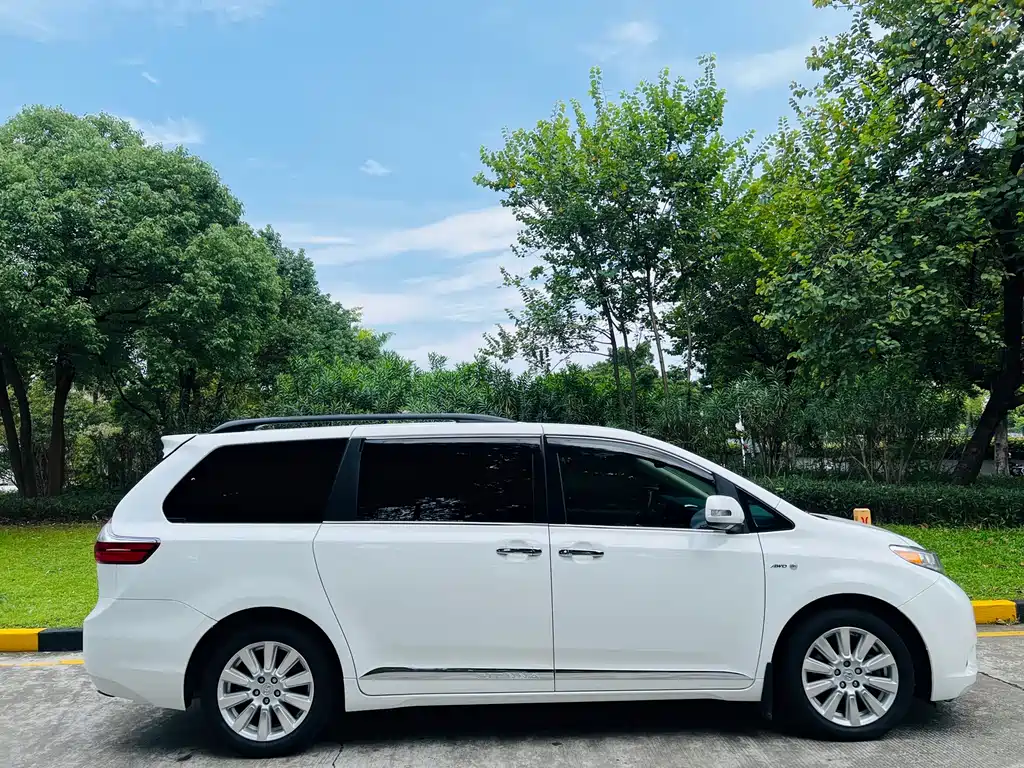 Toyota Sienna — миниатюра 7