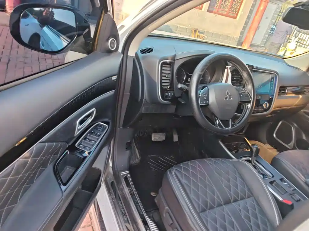 Mitsubishi Outlander - фото 16