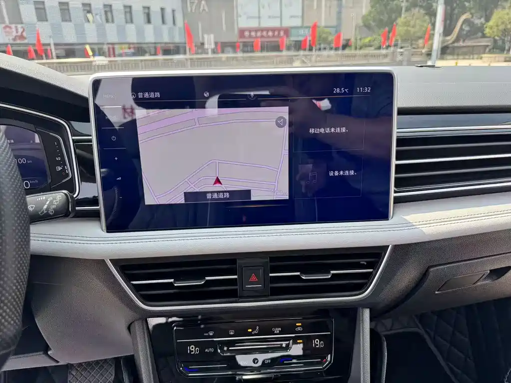 Volkswagen Tiguan L — миниатюра 33