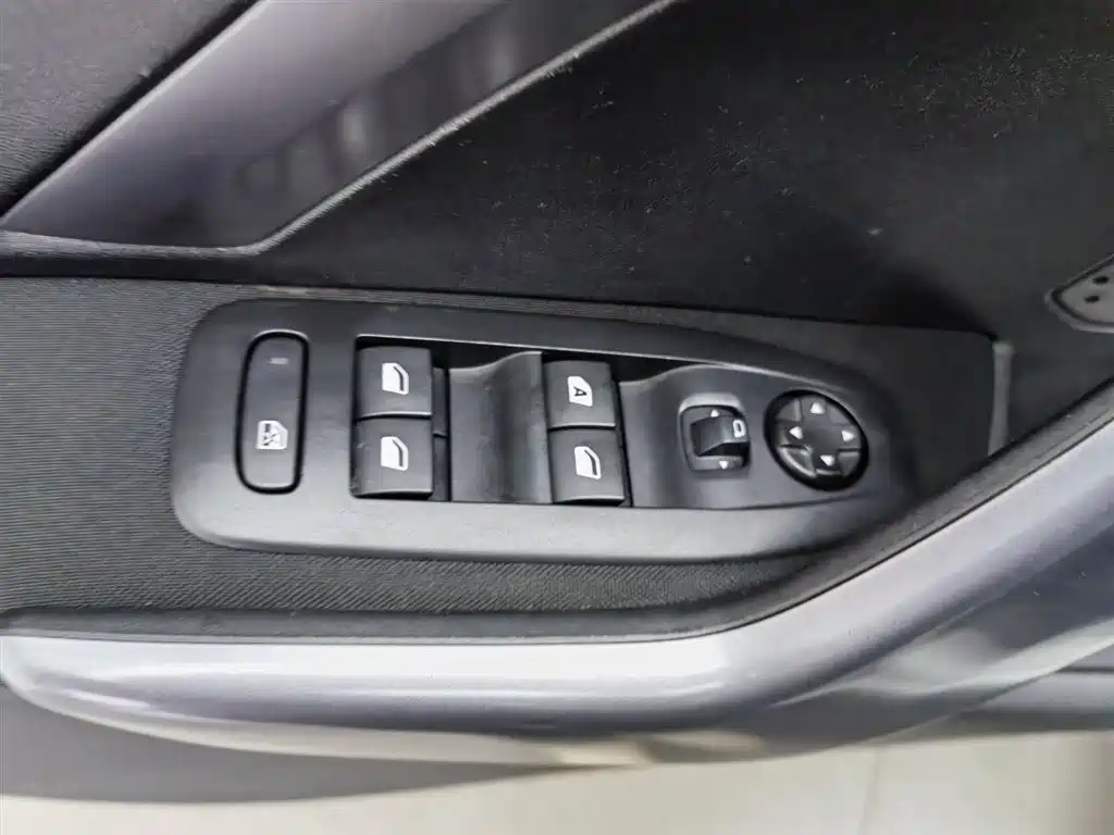 Peugeot 2008 2014 1.6L AT