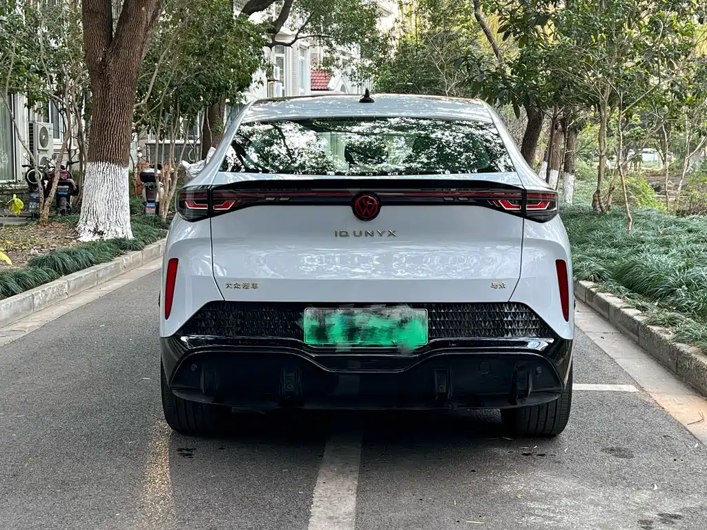 VOLKSWAGEN WITH THE CROWD 06