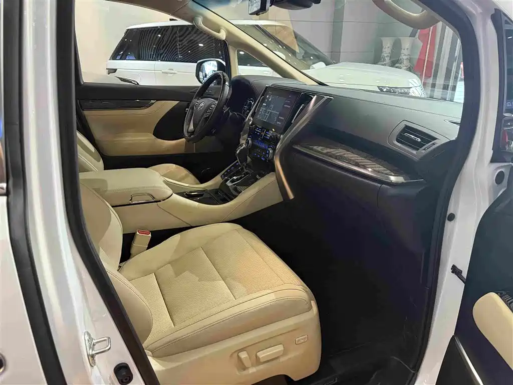 Toyota Vellfire 2023 2.5L HV Luxury