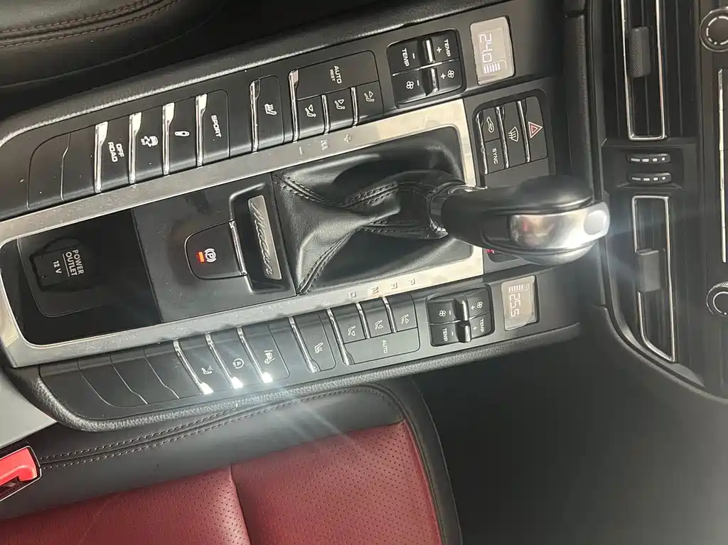 PORSCHE MACAN