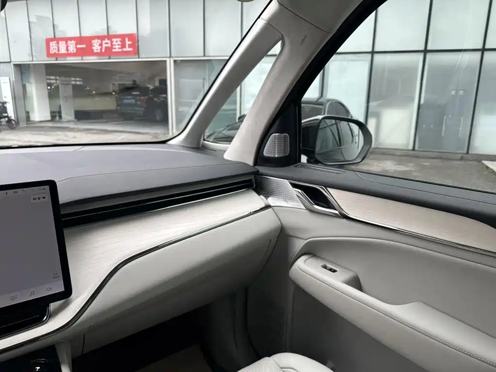 Volvo EM90 2025 Ultra мест