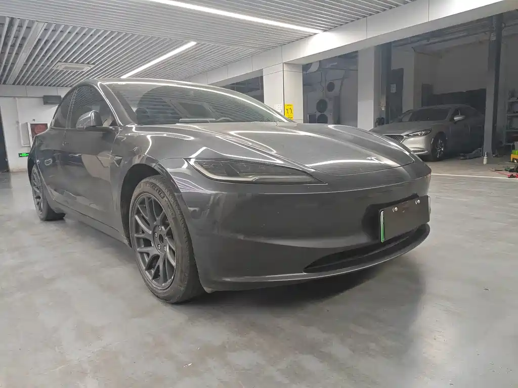 Tesla Model 3 — миниатюра 3