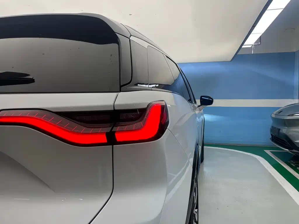 NIO ES8