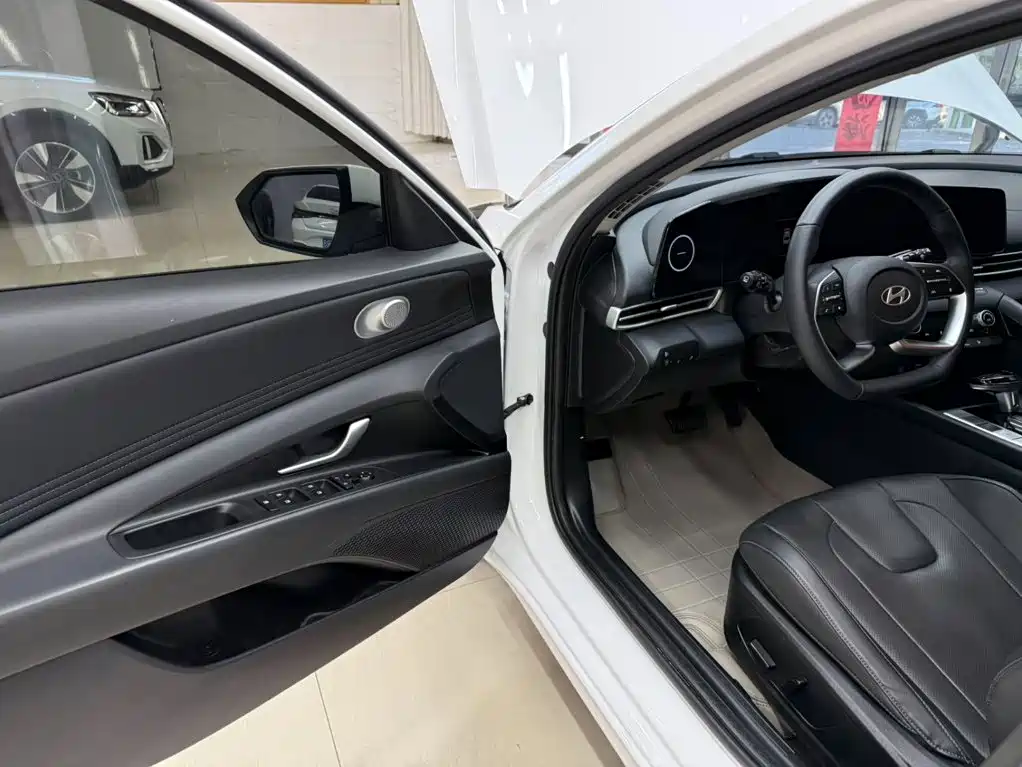 Hyundai Elantra — миниатюра 8