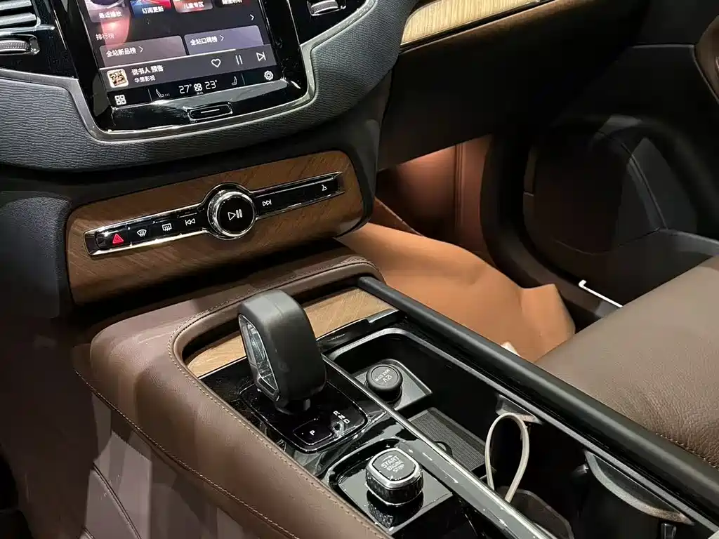 Volvo XC90 2025 B6 Luxury 7 мест