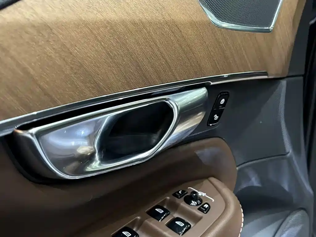 Volvo XC90 2025 B6 Luxury 7 мест