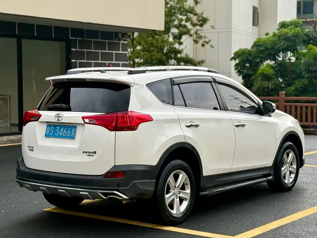 Toyota RAV4 — миниатюра 5