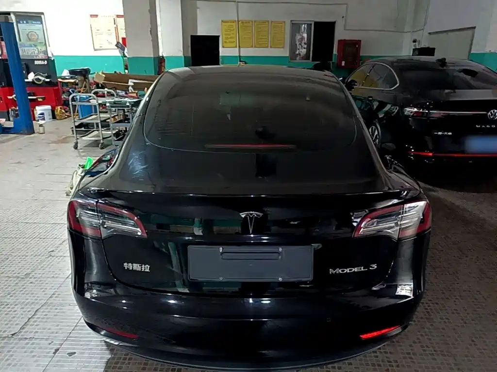 Tesla Model 3 — миниатюра 6