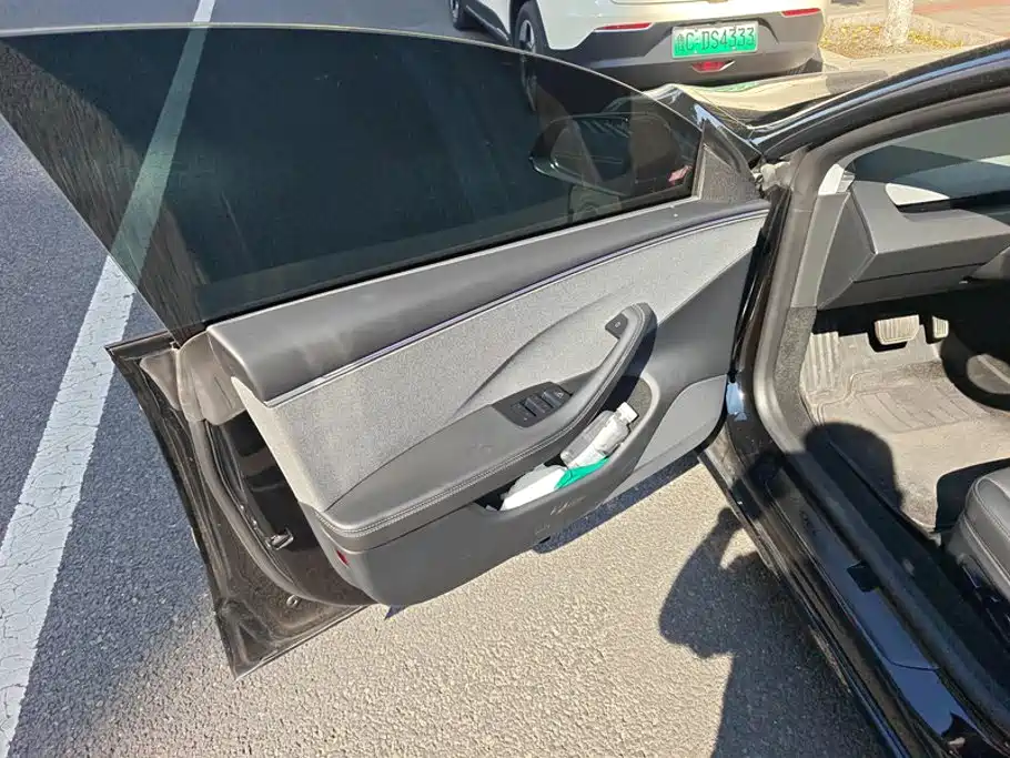 Tesla Model 3 — миниатюра 7