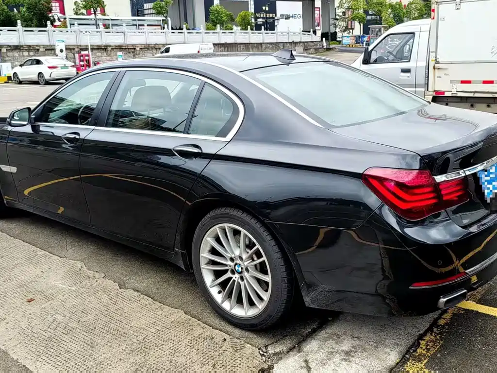 BMW 7 Series — миниатюра 3