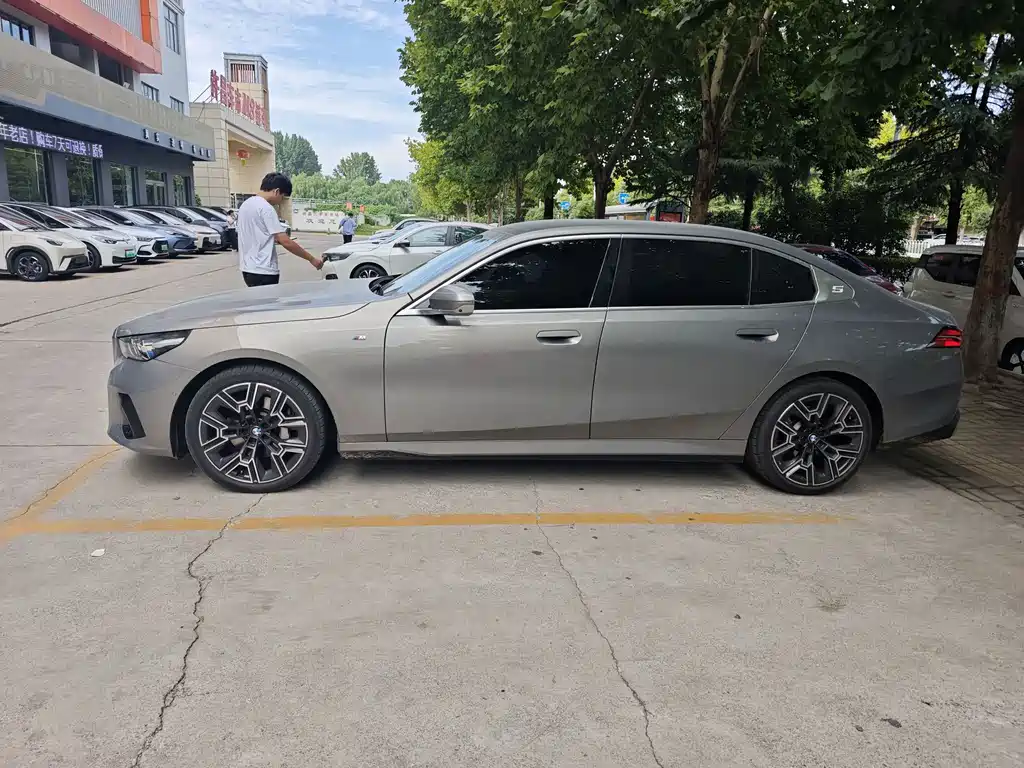 BMW 5 Series — миниатюра 5
