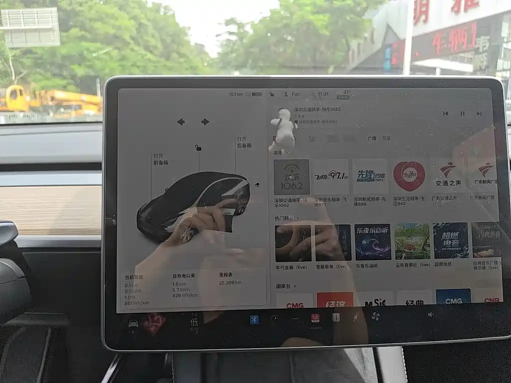 Tesla Model Y — миниатюра 6